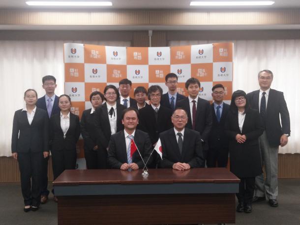 图1. 服部泰直校长与实验室交流团举行的表敬访问会议